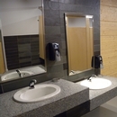 Salle de toilettes femmes : lavabo