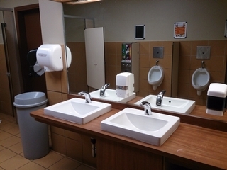 Comptoir de lavabo de la salle de toilette pour hommes