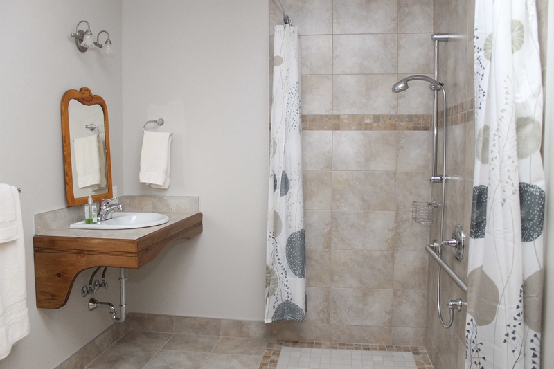 Salle de bain avec douche sans seuil (roll-in shower)