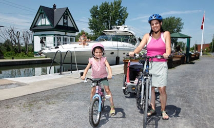 Mère et fille à vélo devant le canal