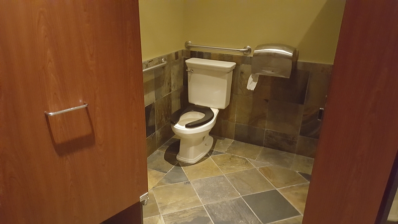 Salles de toilettes au 2e étage