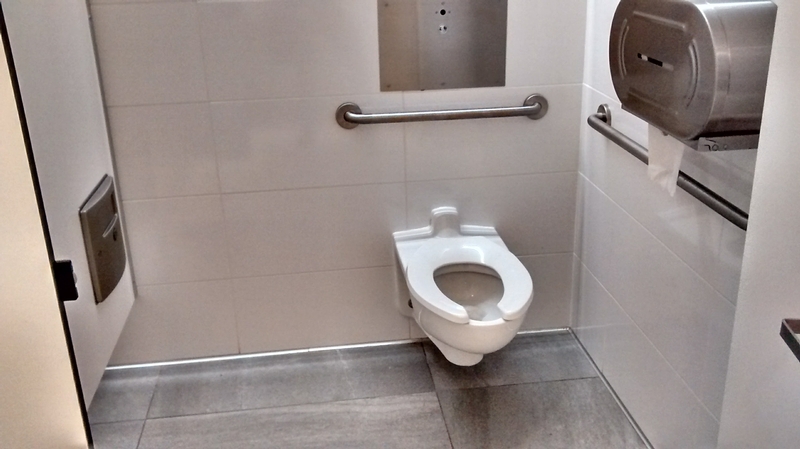 Toilette accessible Femme / Pavillon central