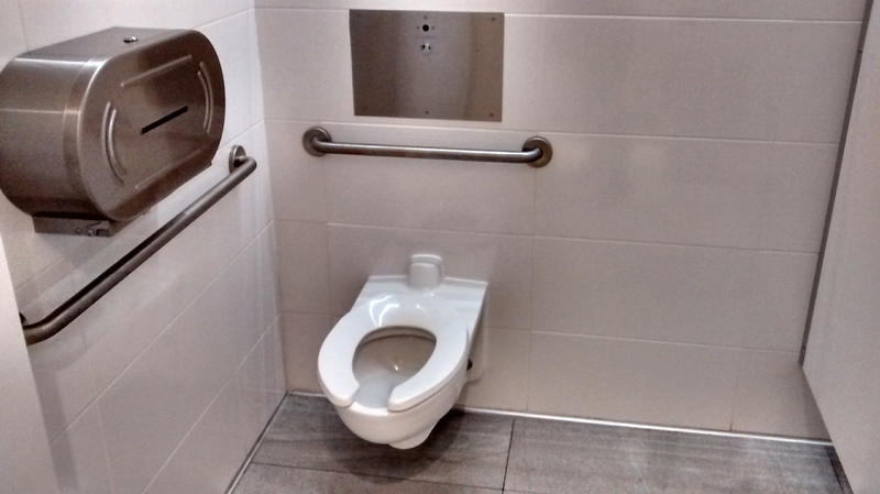 Toilette accessible Homme / Pavillon central