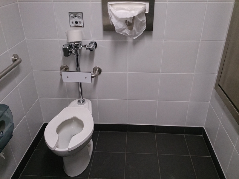 Salle de toilette accessible - 2e étage