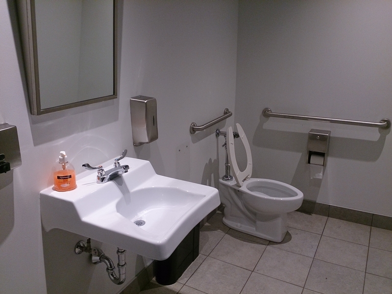 Salle de toilette accessible - 42e étage