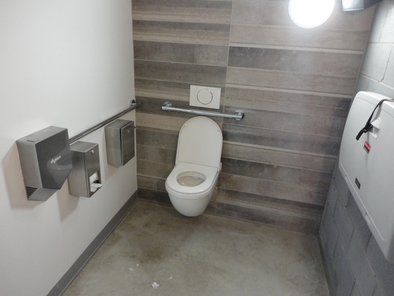 Salle de toilette à cabinet unique Mixte (située au sous-sol)