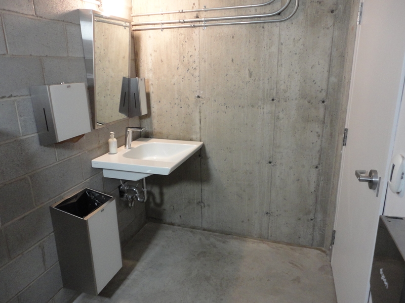 Salle de toilette à cabinet unique Mixte (située au sous-sol)