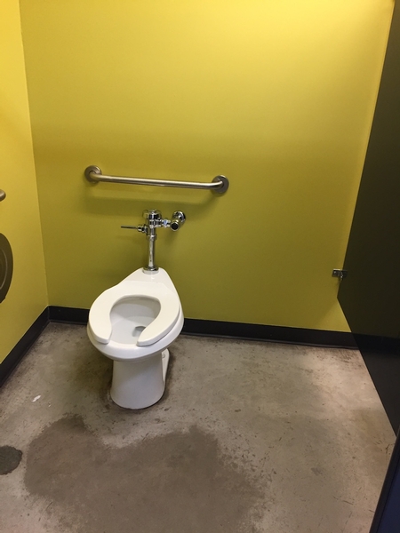 Cabinet accessible - Salle de toilettes hommes