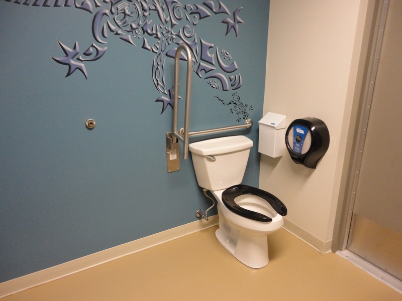 Salle de toilette universelle / située dans l'Aquarium Odyssée Pacifique Sud