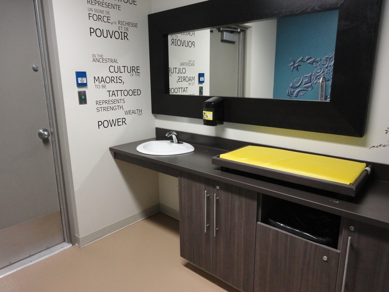 Salle de toilette universelle / située dans l'Aquarium Odyssée Pacifique Sud