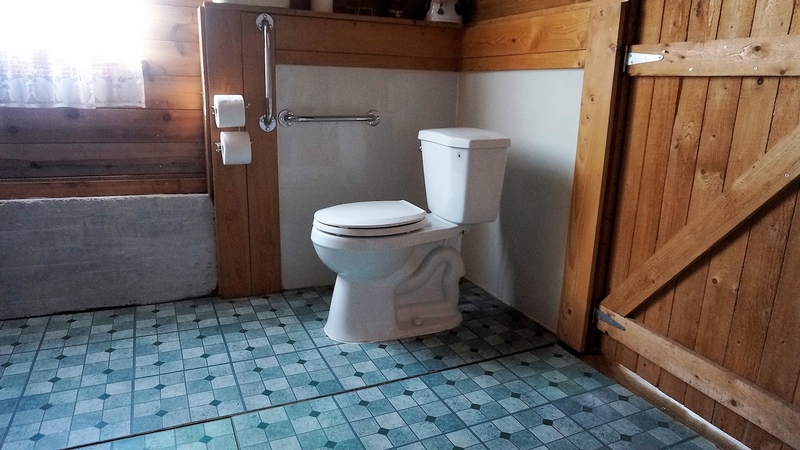 Vue intérieure de l'un des deux cabinets de toilette accessible