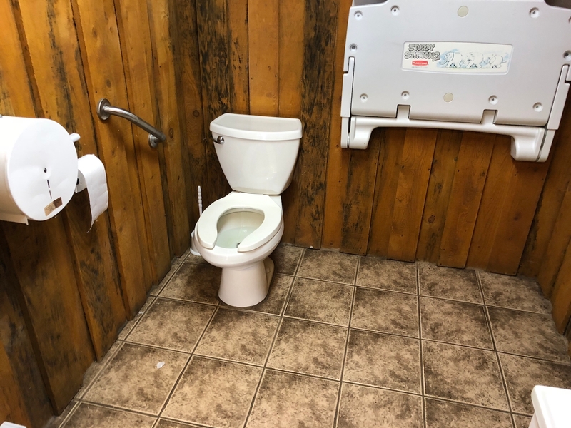 Salle de toilette située près du comptoir de restauration
