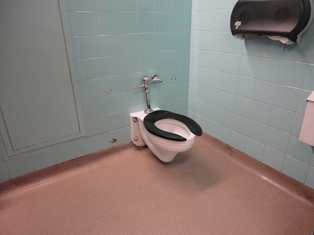 Toilette accessible - Femme (rez-de-chaussée)