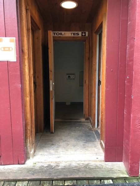 Présence d'un seuil pour accéder à la salle de toilette accessible du Moulin Légaré