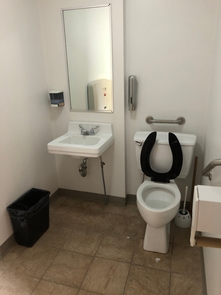 Salle de toilette aménagée pour les personnes à mobilité réduite
