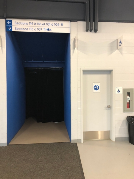 Salles de toilettes accessibles situées tout près des zones réservées