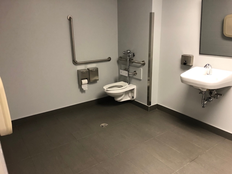 Salle de toilette accessible au niveau des loges