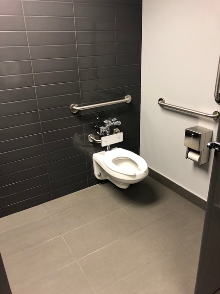 Cabinet de toilette accessible homme - Salle de toilette à cabinets multiple situé au niveau des loges
