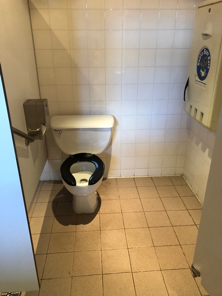 Cabinet accessible - Salle de toilette femmes du Bistro l'Arrivage