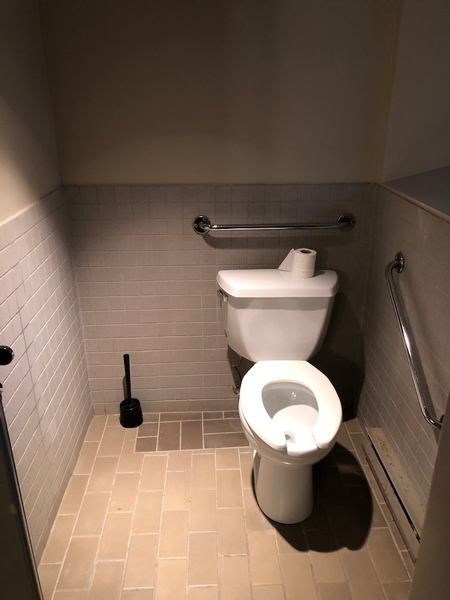 Cabinet accessible - salle de toilette hommes