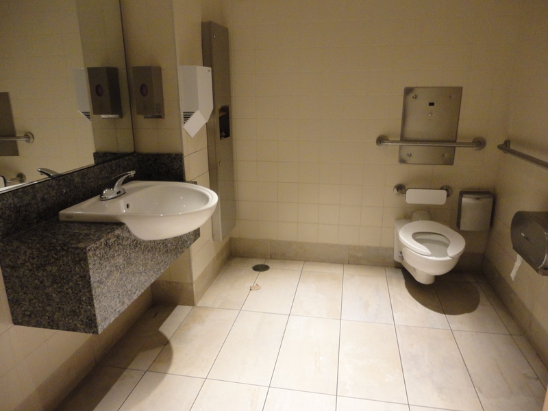 Une des toilettes accessibles