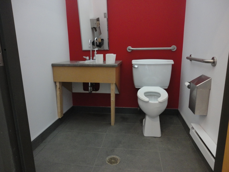 Toilette mixte pour les événements à l'arrière de l'établissement / Niveau inférieur