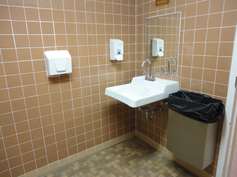 Salle de toilette dans le bloc sanitaire situé près du sentier du Petit-Duc