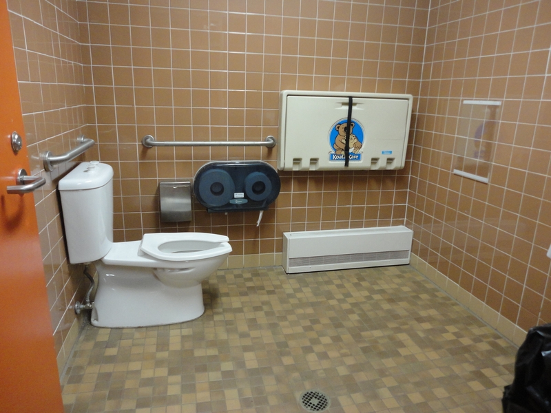 Salle de toilette dans le bloc sanitaire situé près du sentier du Petit-Duc