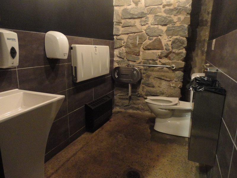 Salle de toilette située à l'étage inférieur du Vieux-Moulin