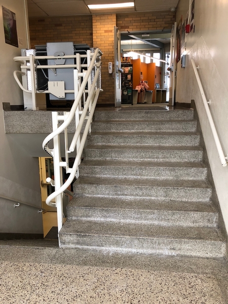 Escalier équipé d'un monte-personne