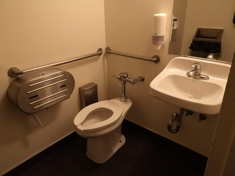 Toilette adaptée au 3e étage