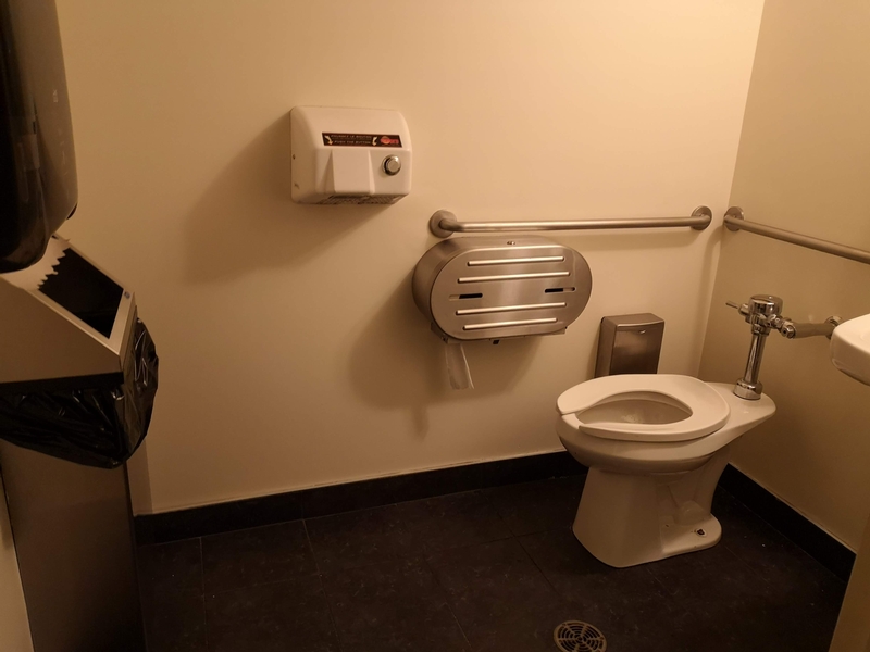 Toilette adaptée au 3e étage
