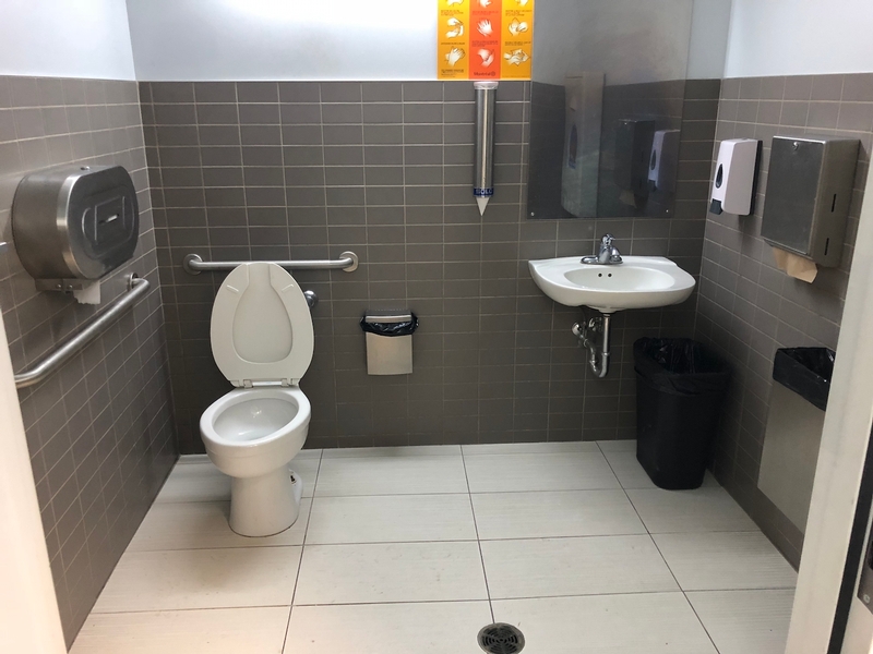 Salle de toilette mixte accessible (Rez-de-chaussée)