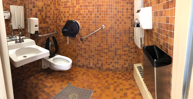 Salle de toilette hommes - 1er étage