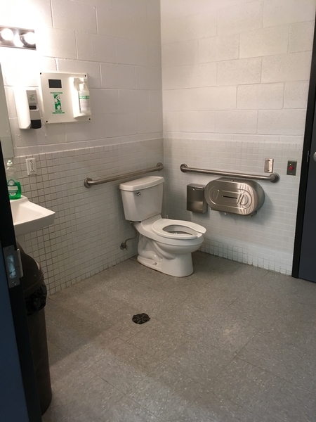 Salle de toilette accessible à proximité de la salle Denise Pelletier