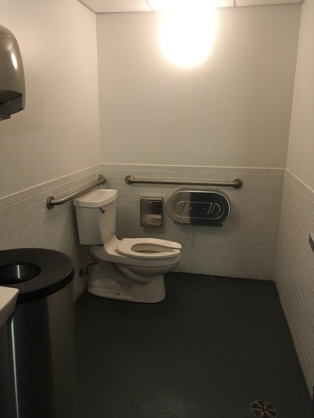 Salle de toilette accessible depuis le hall Fred-Barry