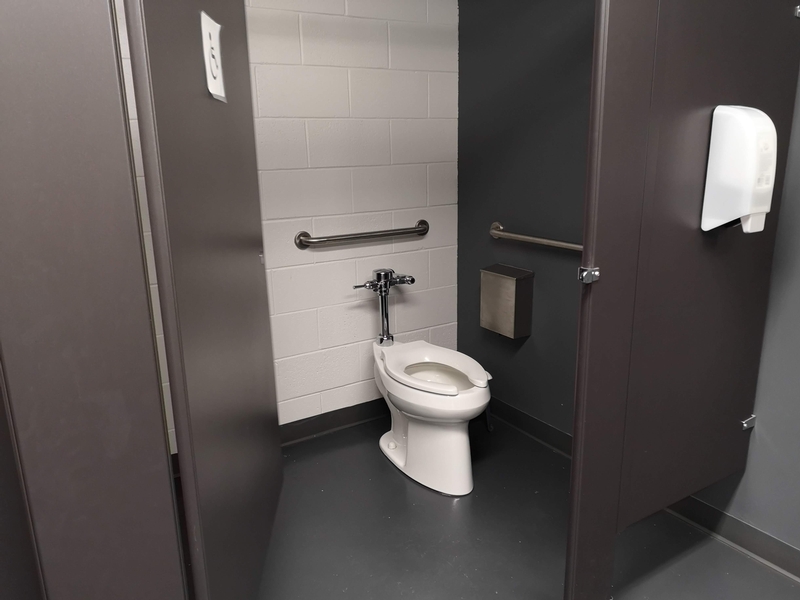 Salle de toilettes située au rez-de-chaussée