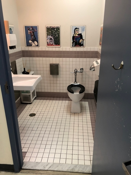 Salle de toilette partiellement accessible - Rez-de-chaussée