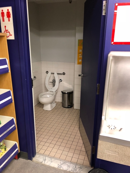 Salle de toilette partiellement accessible (ouverture de la porte restreinte) - 1er étage