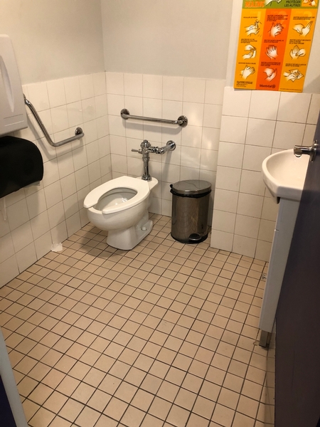 Salle de toilette partiellement accessible - 1er étage