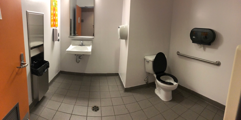 Salle de toilette mixte accessible – 1er étage