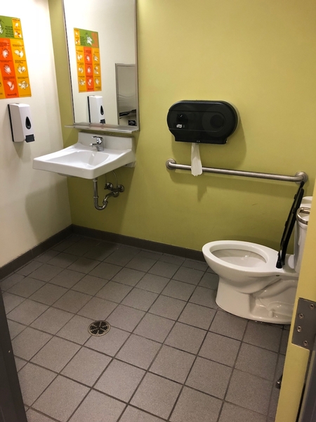 Salle de toilette mixte accessible – Rez-de-chaussée