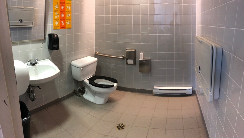 Salle de toilette mixte située au rez-de-chaussée