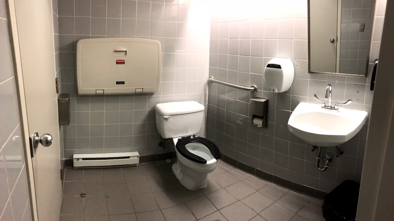 Salle de toilette mixte située au 1er étage