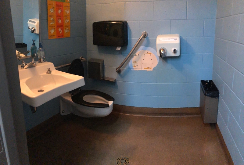 Salle de toilette mixte - Rez-de-chaussée