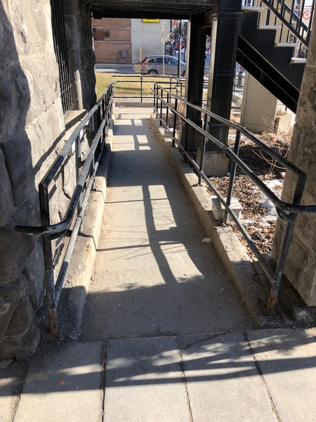 Rampe d'accès menant à l'entrée accessible