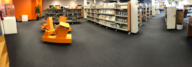 Parcours sans obstacle situé au sous-sol de la bibliothèque