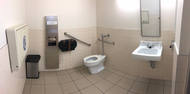 Salle de toilette accessible femmes - 1er étage