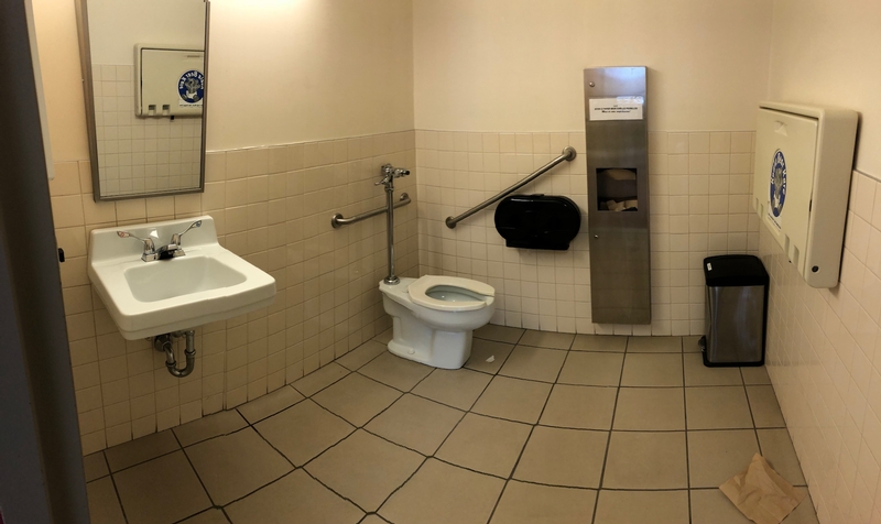 Salle de toilette accessible hommes - 1er étage