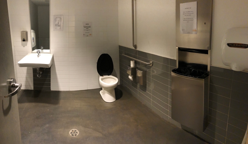 Salle de toilette mixte accessible - Rez-de-chaussée